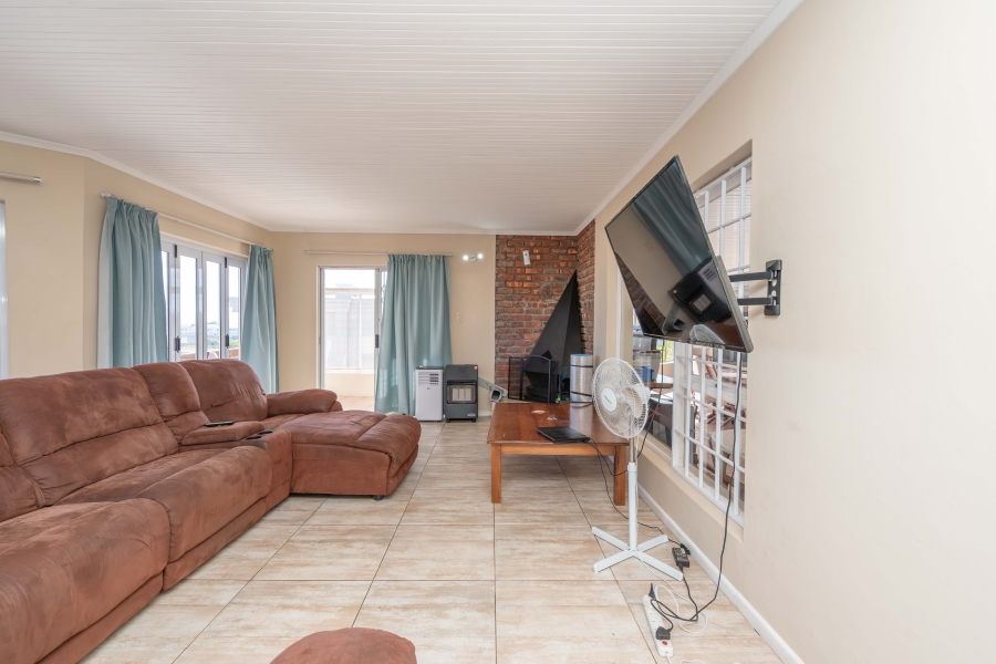 8 Bedroom Property for Sale in Middedorp Western Cape